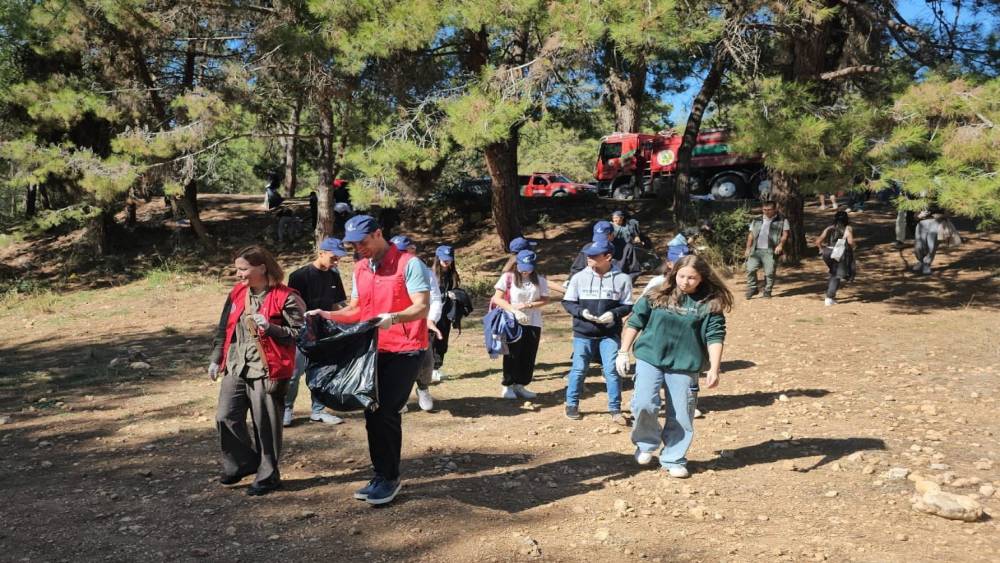 Mersin’de ormanlık alanda torbalarca çöp toplandı
