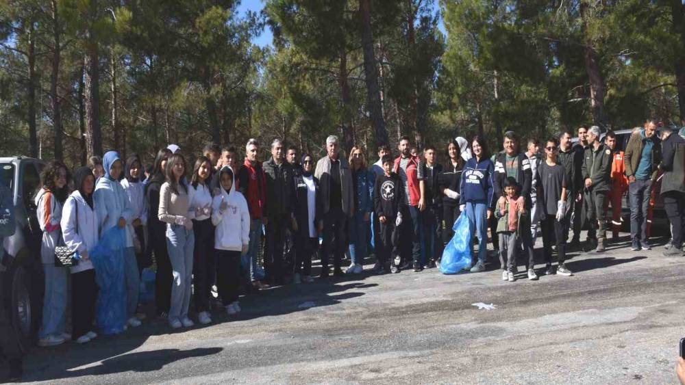 Mersin’de öğrencilerden orman temizliği
